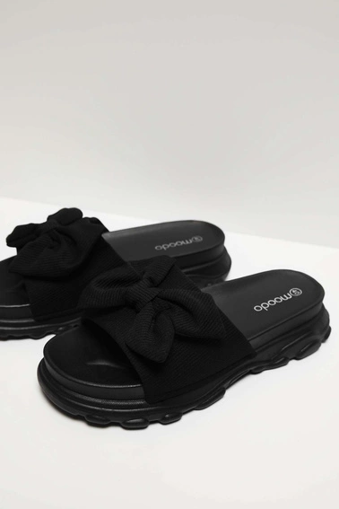 Klapki na grubej podeszwie z kokardą czarne