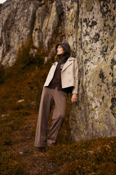 Krótki beżowy płaszcz