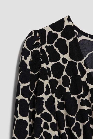 Sukienka mini z rozkloszowanym dołem