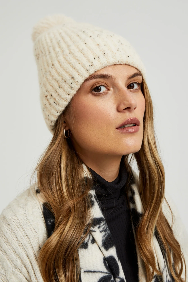 Ciepła czapka z pomponem beżowa