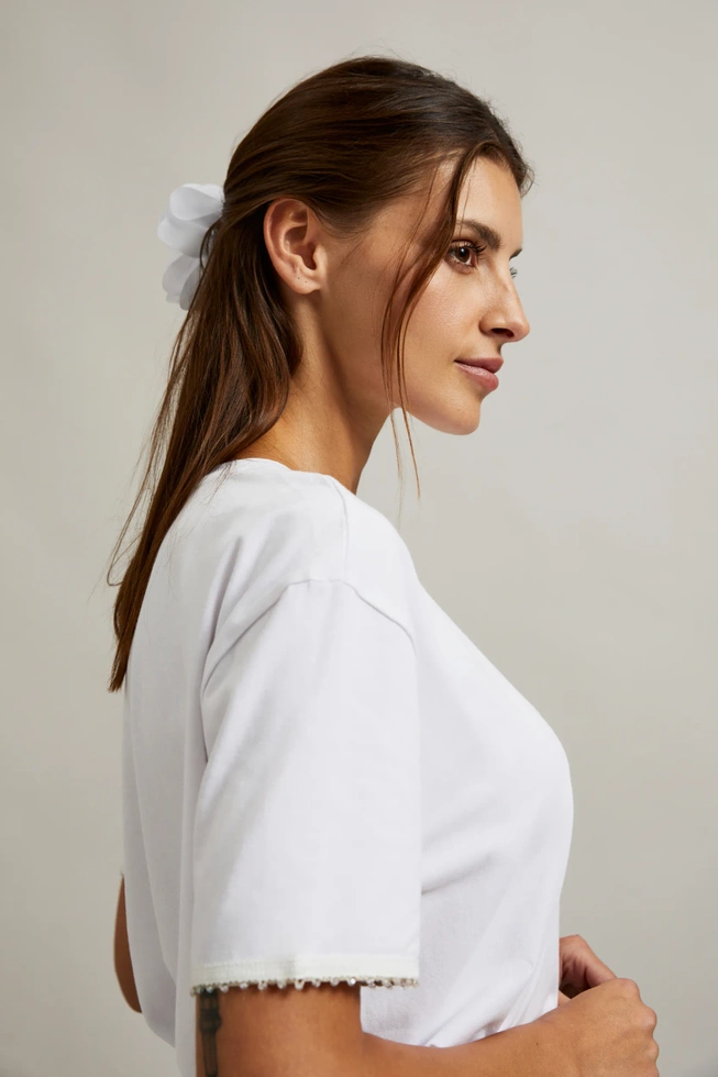 Bluzka z koralikami na rękawach biała