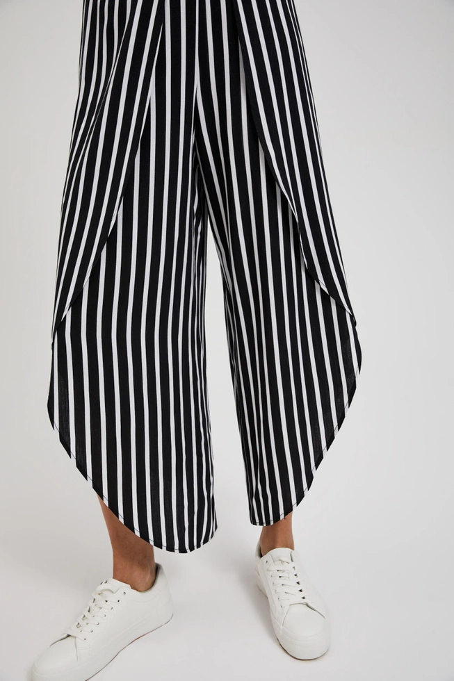 Spodnie w paski z rozcięciami czarno-białe