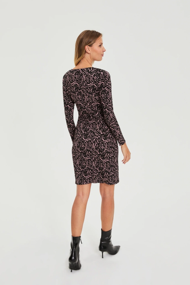 Dopasowana sukienka czarna