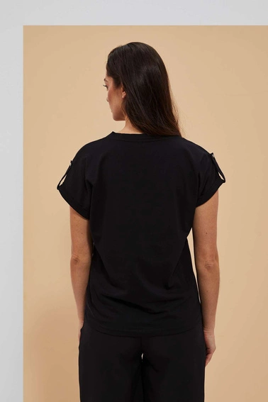 Bluzka z dekoltem w serek i krótkimi podwijanymi rękawami czarna