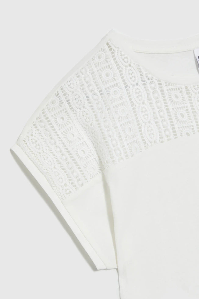 Bluzka z koronką na dekolcie biała