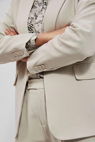 Jednorzędowa gładka marynarka piaskowa