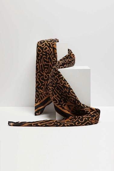 Szal z nadrukiem ciemnobeżowy