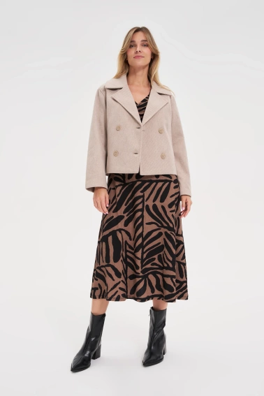 Krótki beżowy płaszcz