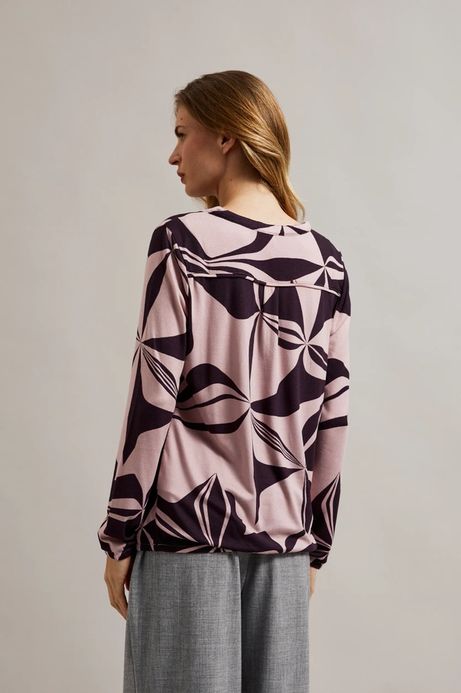 Sweter z geometrycznym wzorem różowy