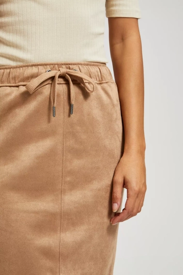 Spódnica o długości przed kolano