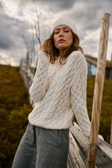 Sweter z ozdobnym splotem beżowy