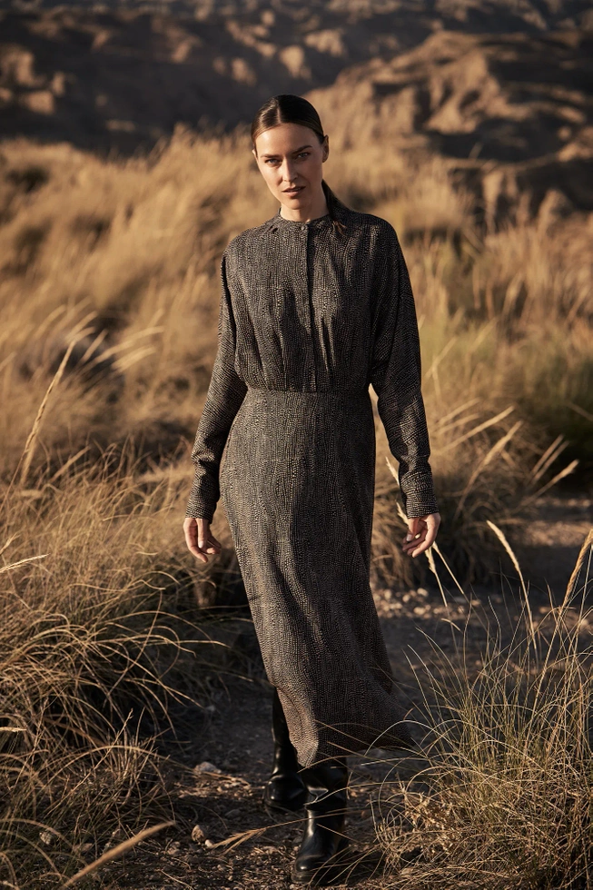 Elegancka sukienka midi w drobne kropki czarna