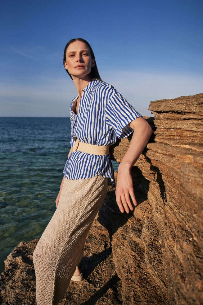 Koszula w paski zapinana na guziki z kieszeniami niebieska