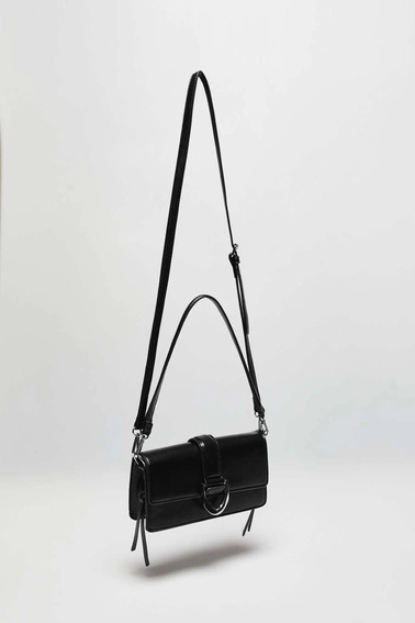 Torebka na ramię ze srebrną klamrą czarna