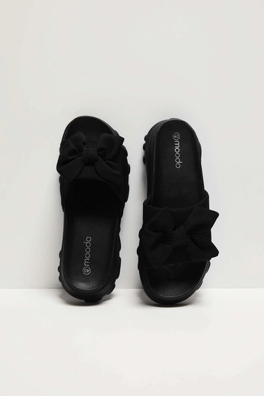 Klapki na grubej podeszwie z kokardą czarne