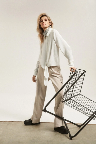 Koszula z długimi rękawami i wiązaniem biała 