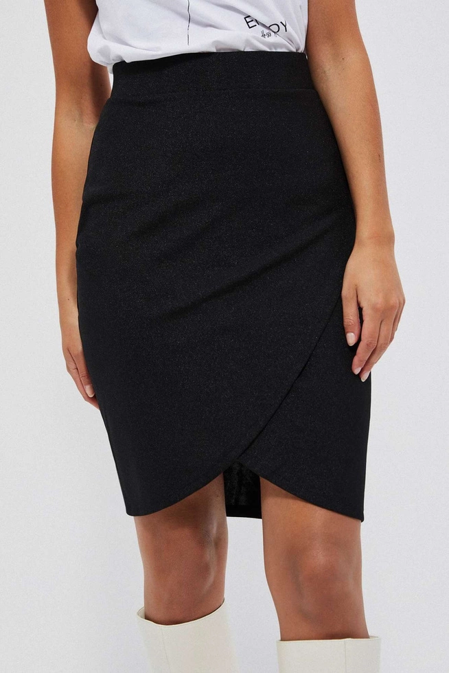 Ołówkowa spódnica z rozcięciem ozdobiona metaliczną nitką czarna