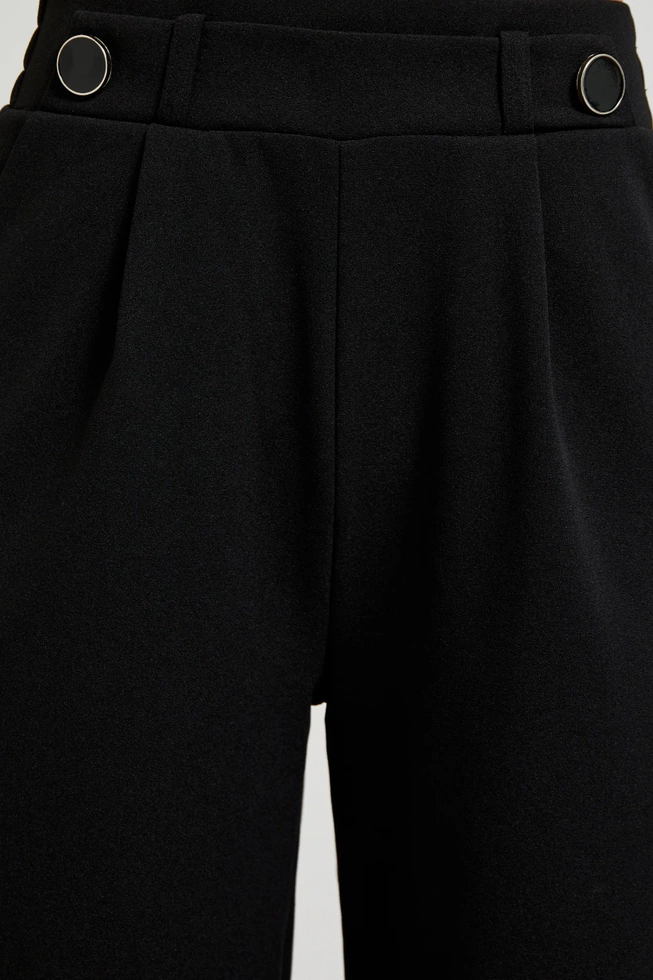 Eleganckie spodnie z szerokimi nogawkami i guzikami czarne