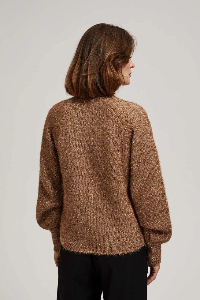 Sweter z golfem ozdobiony metaliczną nitką beżowy