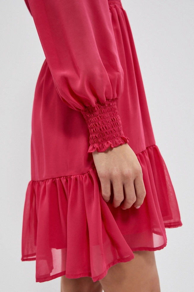 Sukienka z falbaną i bufiastymi rękawami