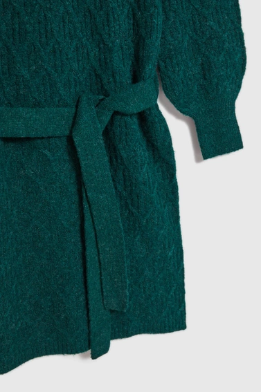 Dzianiowa sukienka z golfem i bufiastymi rękawami zielona