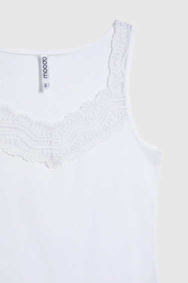 Top z koronkowym dekoltem biały