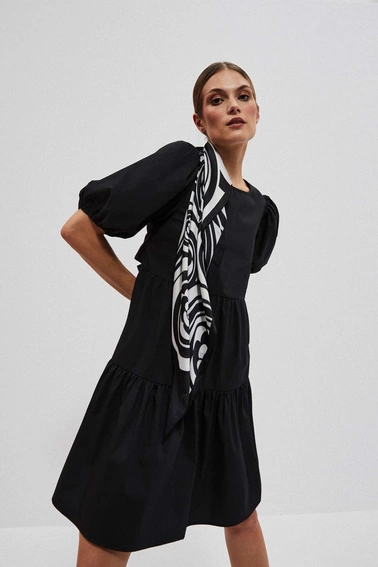 Sukienka z odkrytymi plecami