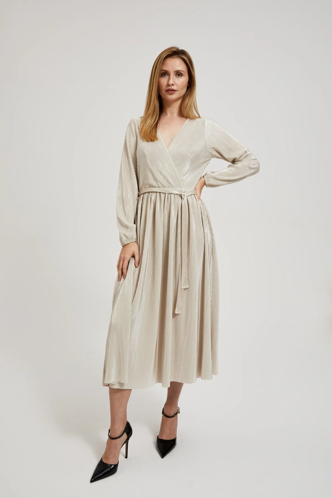 Prążkowana sukienka z związaniem w talii beżowa