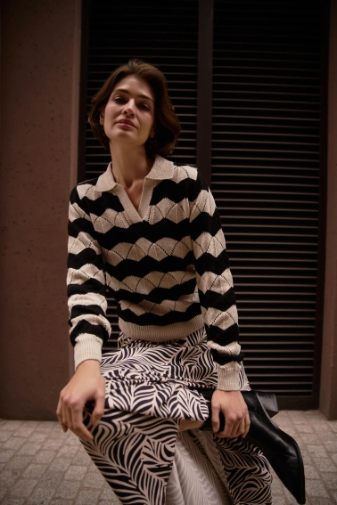 Sweter z kołnierzykiem beżowy