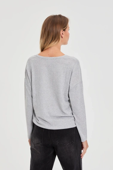 Sweter z dekoltem w serek szary