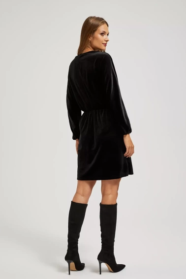 Welurowa sukienka z ozdobnymi guzikami