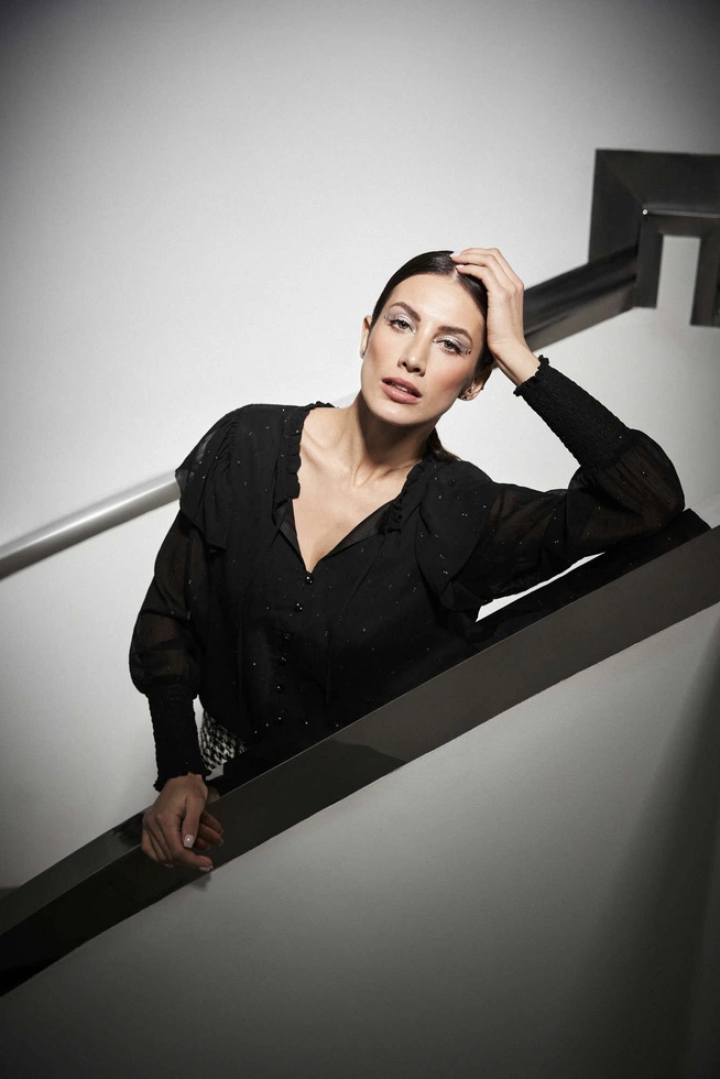 Koszula z wiązanym dekoltem i falbanami czarna