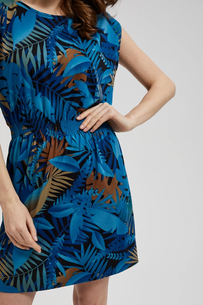 Sukienka z okrągłym dekoltem w tropikalny wzór niebieska