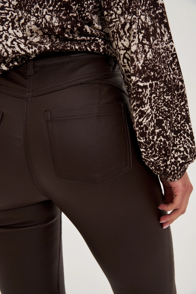 Woskowane spodnie brązowe