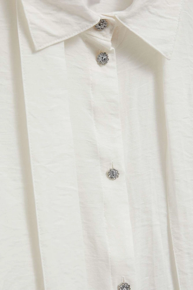 Koszula z wiązanym dekoltem i ozdobnymi guzikami perłowa