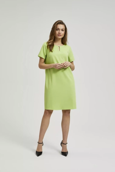 Prosta sukienka o długości przed kolano zielona 