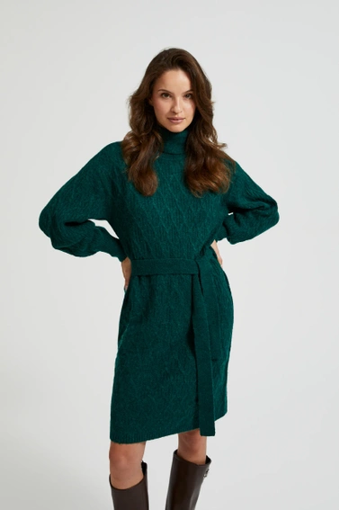 Dzianiowa sukienka z golfem i bufiastymi rękawami zielona