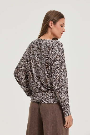 Sweter w panterkę beżowy