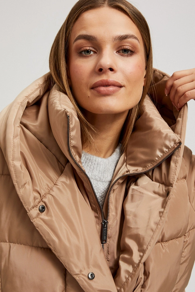 Pikowana kurtka z kapturem ciemnobeżowa