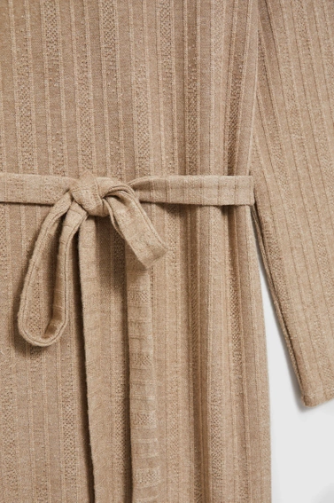 Prążkowana sukienka midi beżowa 