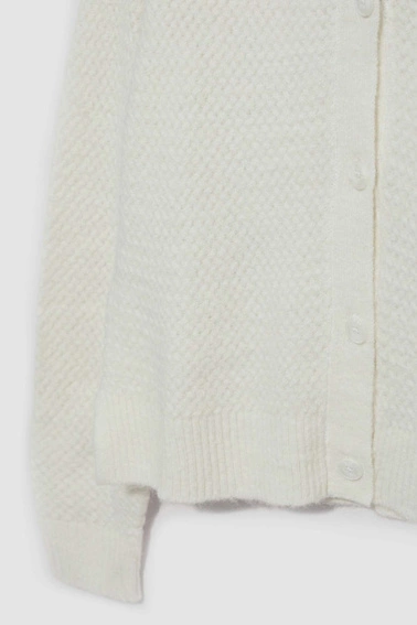 Klasyczny kardigan zapinany na guziki