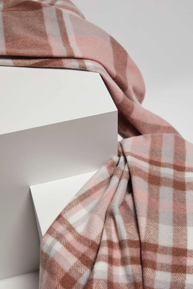 Szalik w kratę z frędzlami pudrowo-różowy