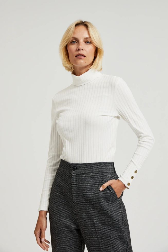 Prążkowany golf z ozdobymi guzikami na rękawach biały