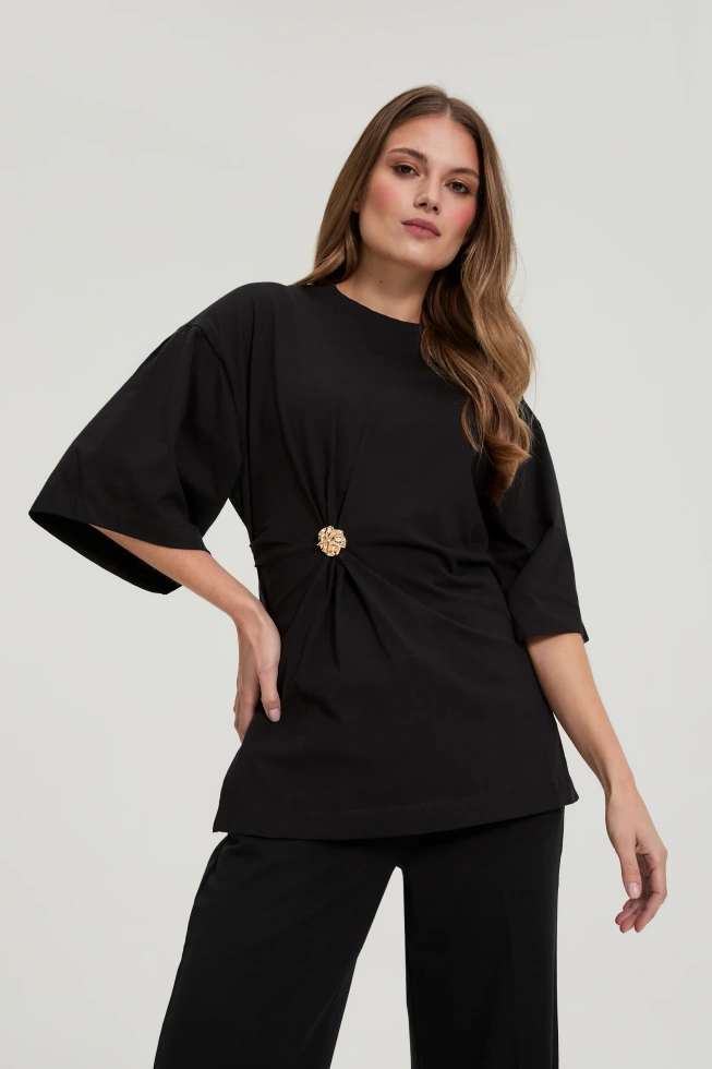 Bawełniana bluzka z ozdobnym guzikiem czarna