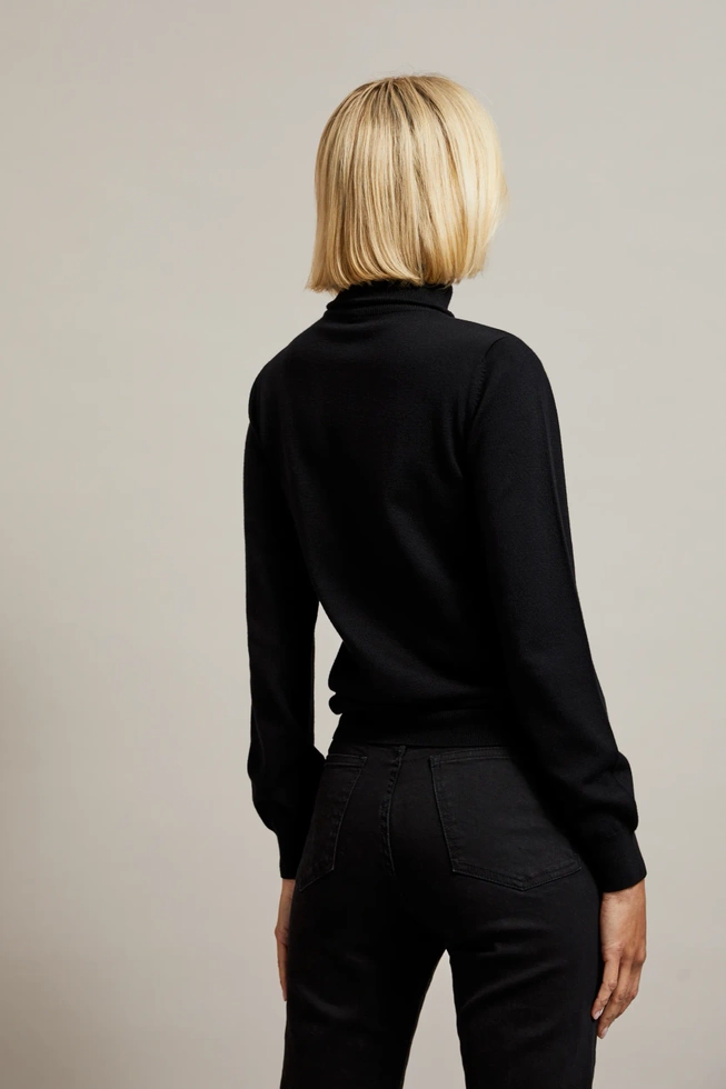 Gładki sweter z golfem czarny