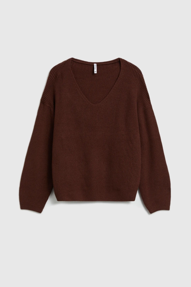Sweter o prostym fasonie brązowy