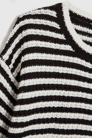 Krótki sweter w paski czarno-biały