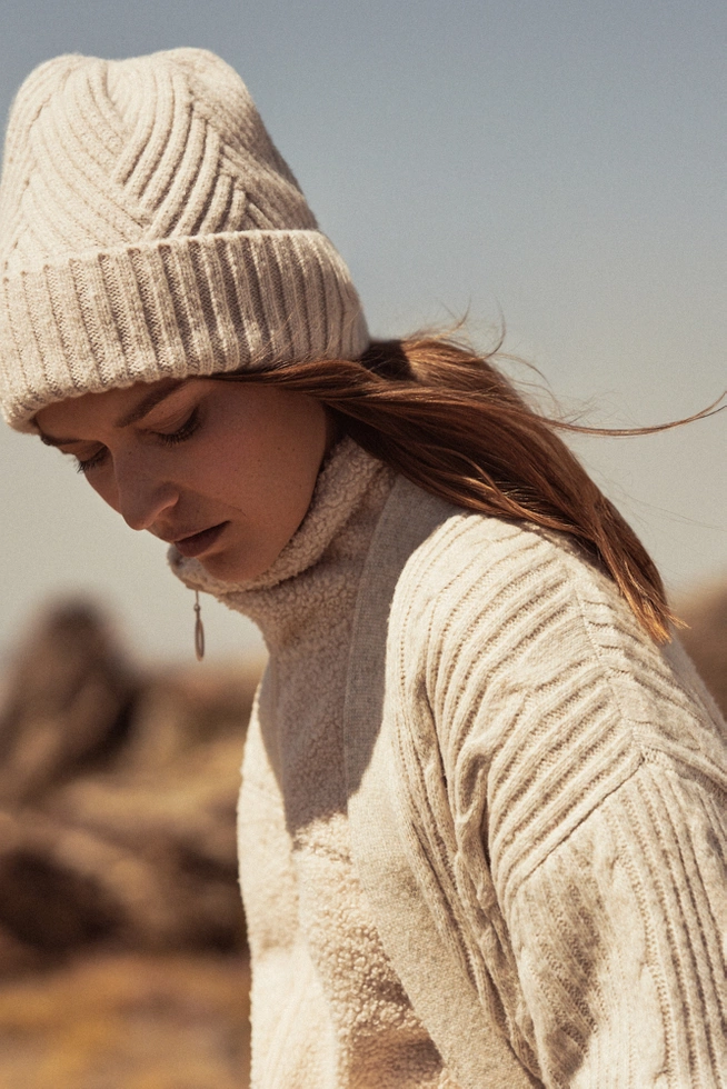 Ciepła czapka z dodatkiem wełny beżowa