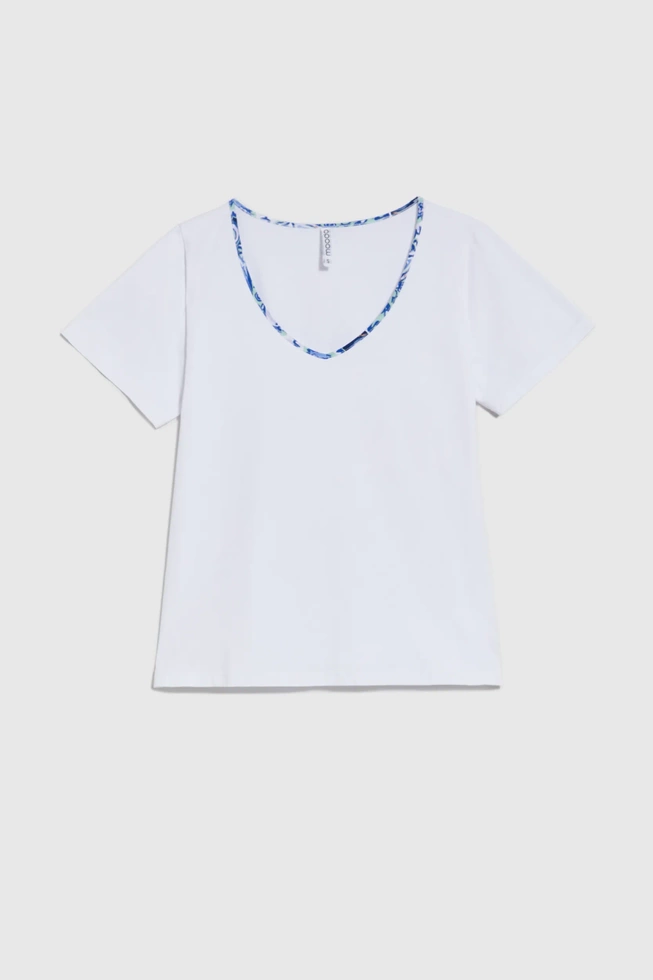 Bluzka z ozdobionym dekoltem biała