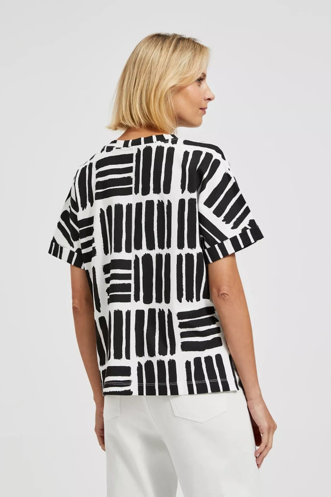 Bluzka o prostym fasonie biała